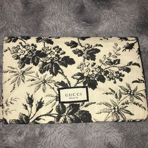 Gucci magnetic pouch authentic